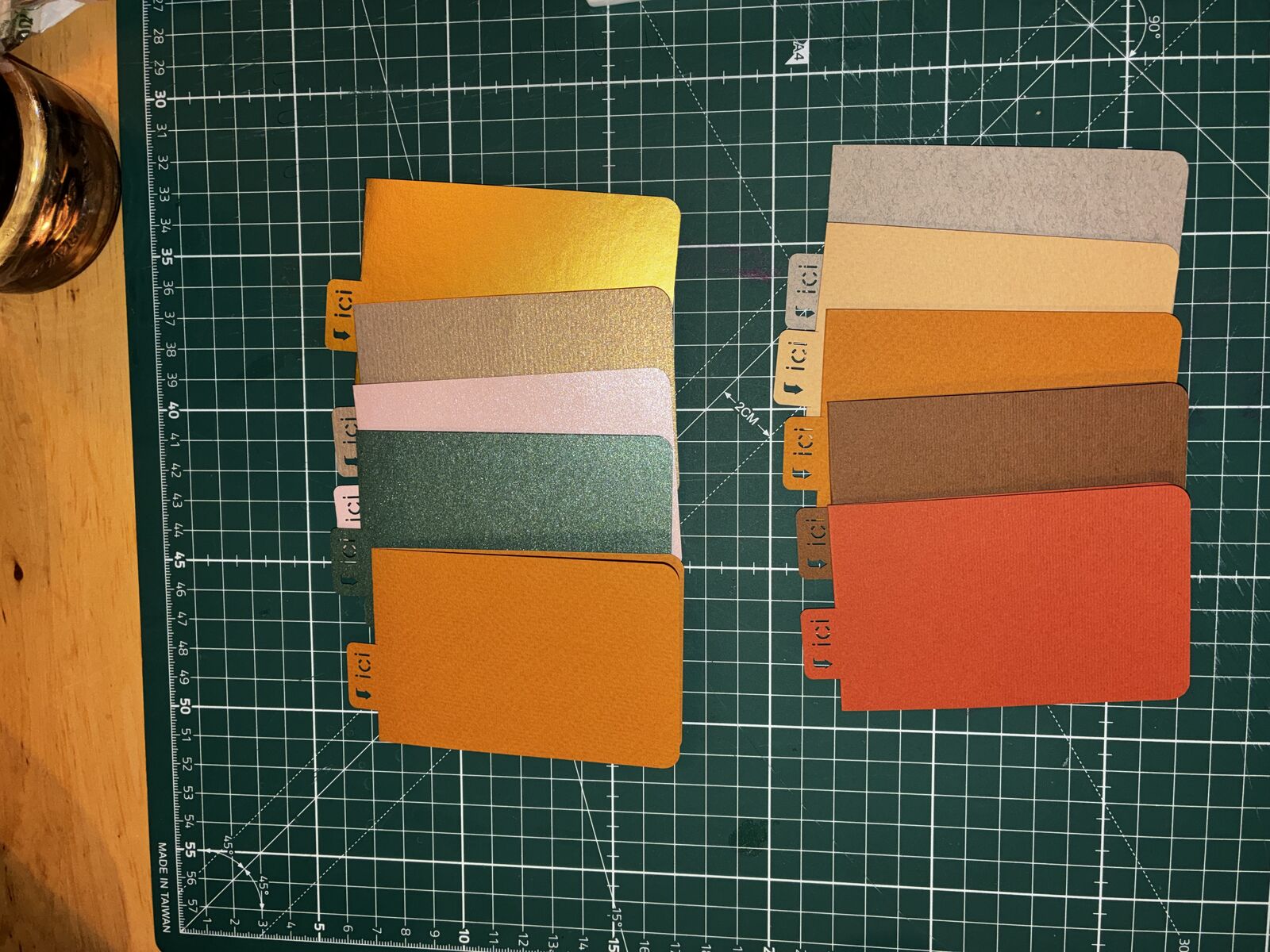 Marque-pages Holy Sheet à onglet « ici », en papiers teintés