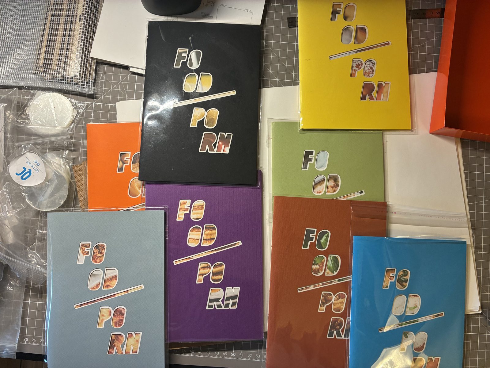 La série F##D P#RN : carnets de couleurs différentes, titre découpé au laser, et leur coffret
