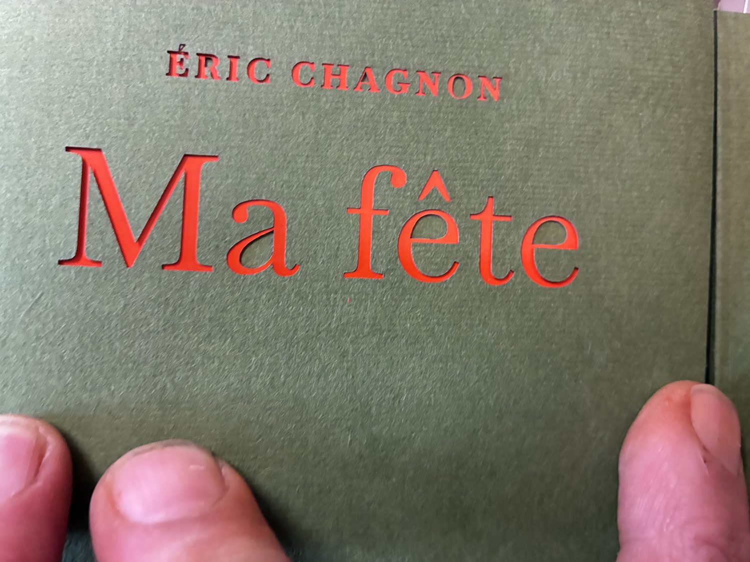Ma fête, numéro 1 de la collection Sur le mur : couverture vert olive, titre découpé au laser en rouge